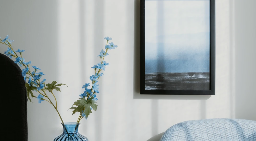 Blumenvase und Sessel