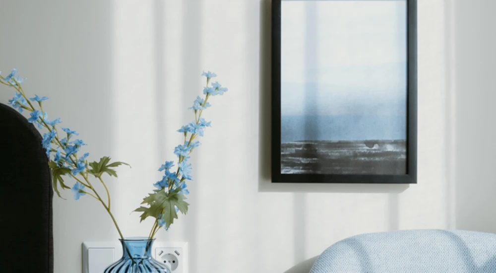 Blumenvase und Sessel